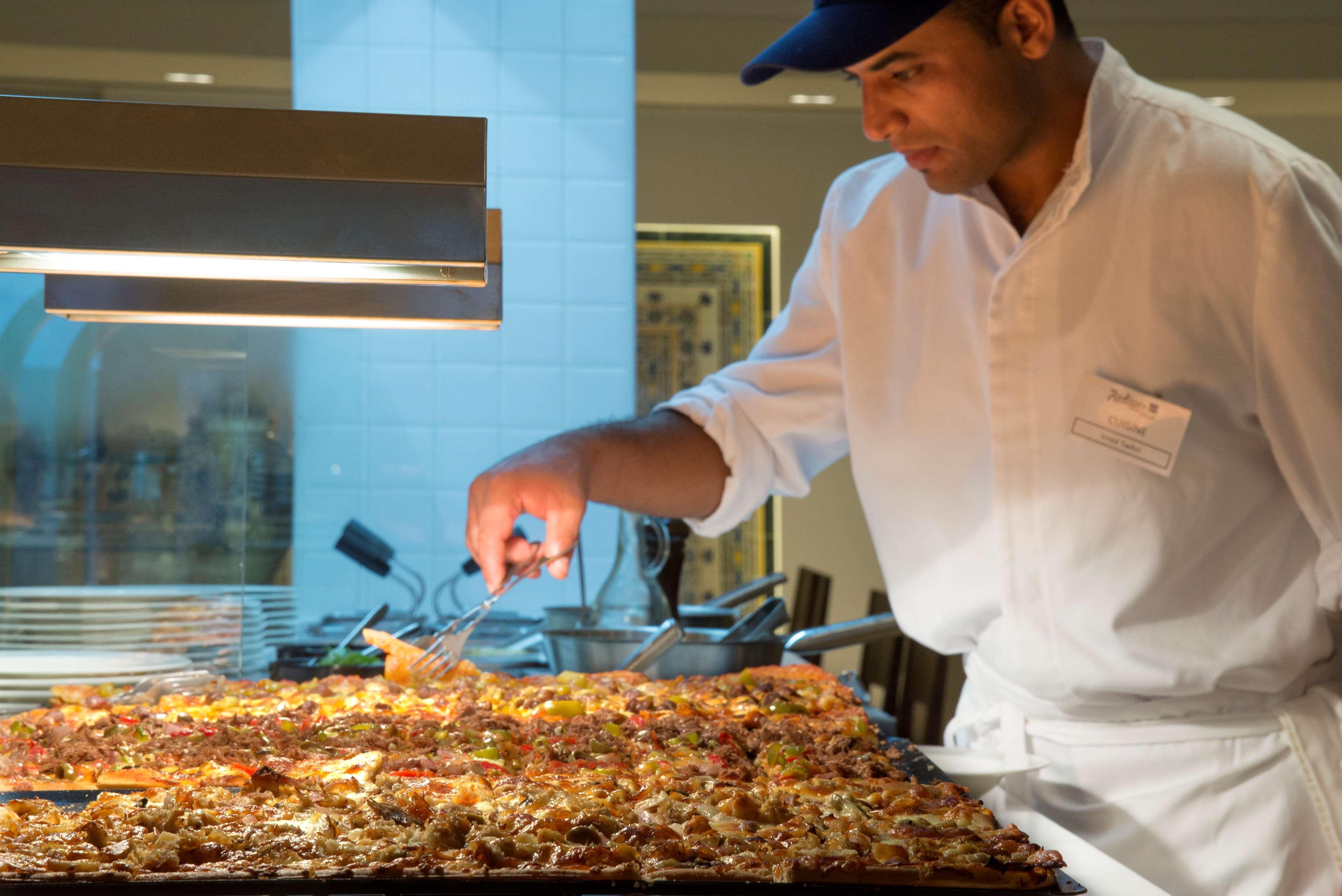 เรดิสัน บลู รีสอร์ท แอนด์ ทาลาสโซ, ฮัมมาเมต ฮัมมาเม็ต ภายนอก รูปภาพ A chef preparing food at a buffet