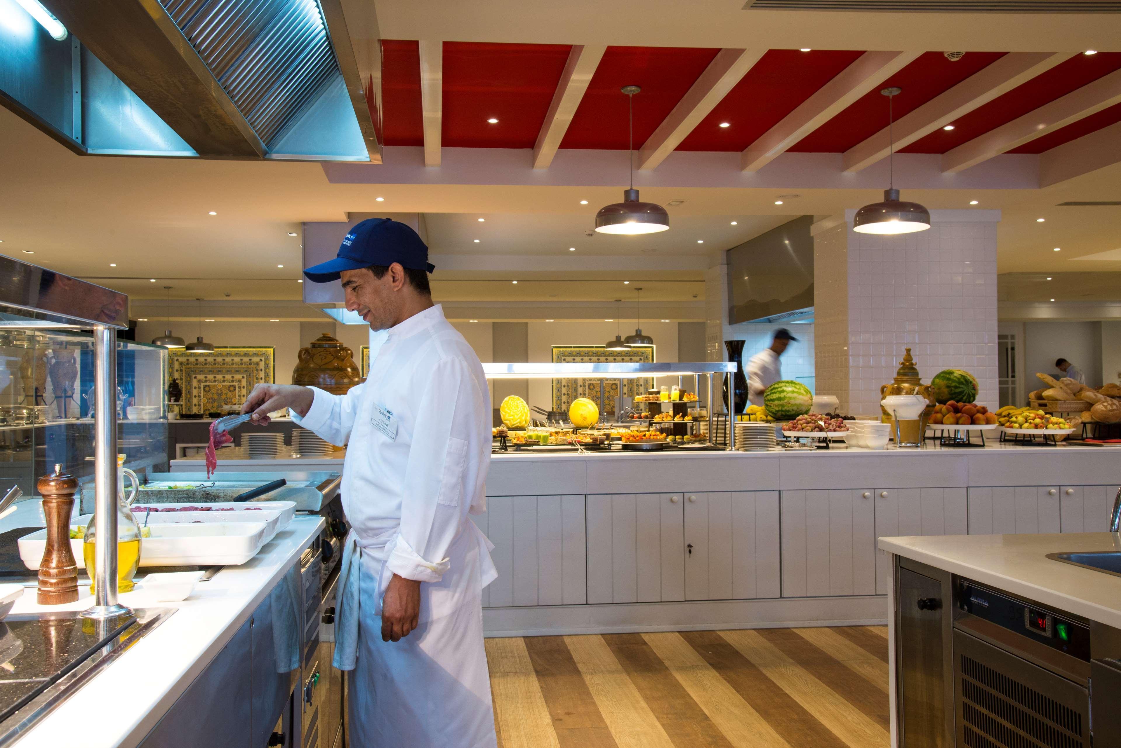 เรดิสัน บลู รีสอร์ท แอนด์ ทาลาสโซ, ฮัมมาเมต ฮัมมาเม็ต ภายนอก รูปภาพ A cook working in a hotel kitchen